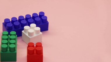 Açık arkaplanda çok renkli bir yapıcının küpleri ve blokları