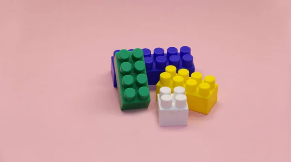 Cubos Bloques Constructor Multicolor Sobre Fondo Claro —  Fotos de Stock
