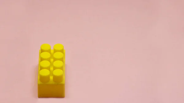 Дизайнер Іграшкового Блоку Жовтий Рожевому Фоні — стокове фото