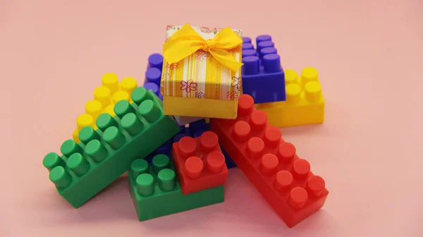 Uma Casa Brinquedo Tijolo Com Uma Caixa Presente Topo — Fotografia de Stock