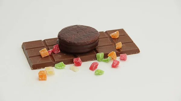 Sušené Ovoce Čokoláda Čokoládový Dort Bílém Pozadí — Stock fotografie
