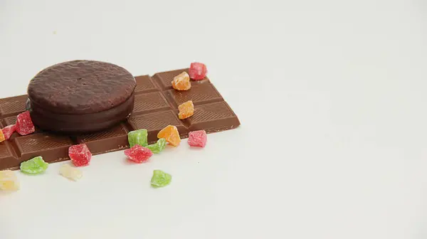 Sušené Ovoce Čokoláda Čokoládový Dort Bílém Pozadí — Stock fotografie