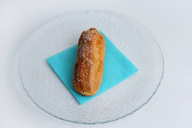 Beyaz arka planda taze kruvasan kesiği.