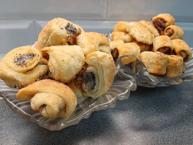 Beyaz arkaplanda vazodaki çerezler