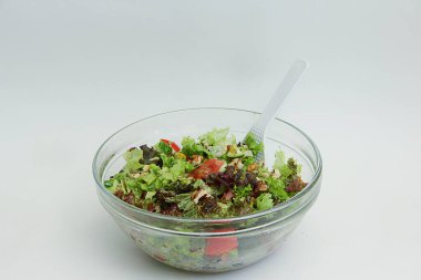 Büyük cam tabakta taze sebzeli yaz salatası.