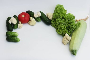 beyaz arka planda izole edilmiş sağlıklı diyet ve taze sebzeler