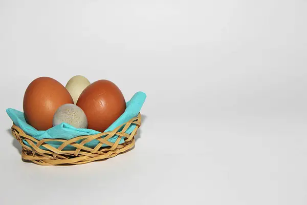 Huevos Pollo Codorniz Una Canasta Sobre Fondo Blanco —  Fotos de Stock