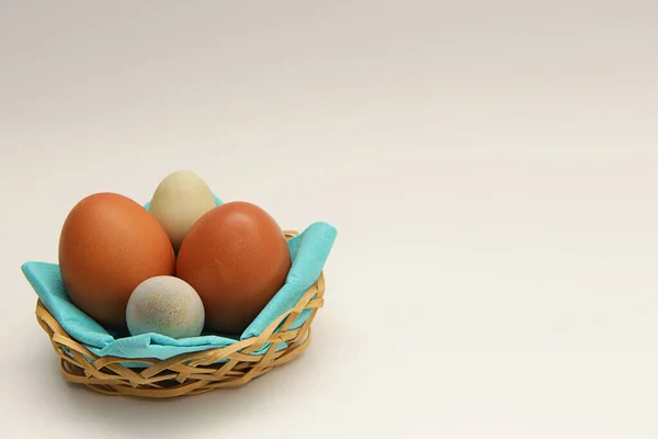 Huevos Pollo Codorniz Una Canasta Sobre Fondo Blanco —  Fotos de Stock