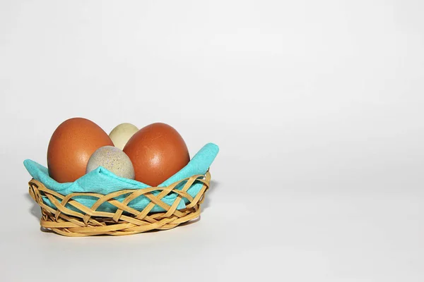 Huevos Pollo Codorniz Una Canasta Sobre Fondo Blanco —  Fotos de Stock