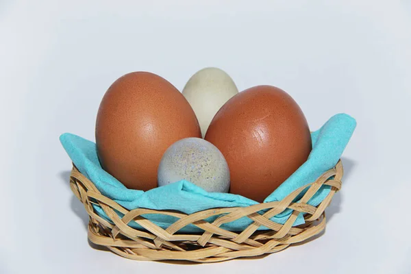 Huevos Pollo Codorniz Una Canasta Sobre Fondo Blanco —  Fotos de Stock