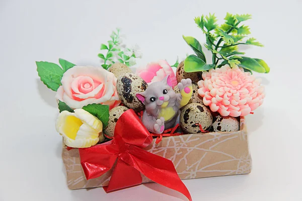 Velikonoční Vajíčka Velkých Rozměrů Jasných Barev Jsou Krásné Krabici Květinami — Stock fotografie