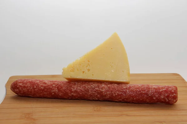 Käsewurst Auf Einem Holzschneidebrett — Stockfoto