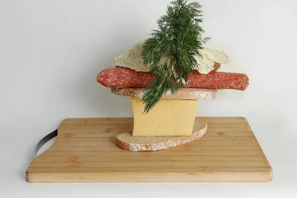 Schnelles Sandwich Aus Brotkäsewurst Und Dillzweigen Auf Einem Schneidebrett — Stockfoto