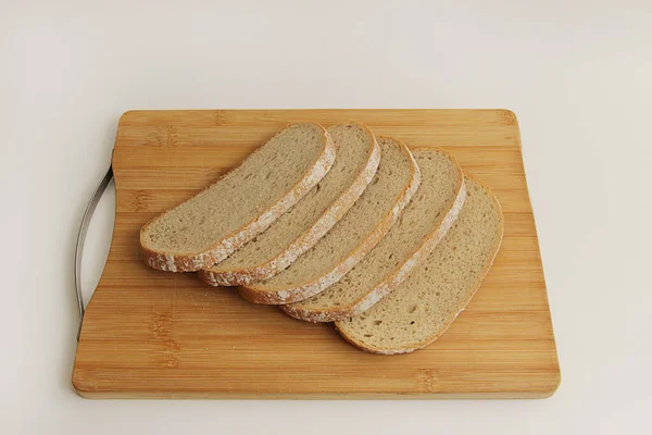 Brot Auf Einem Hölzernen Schneidebrett Aus Nächster Nähe — Stockfoto