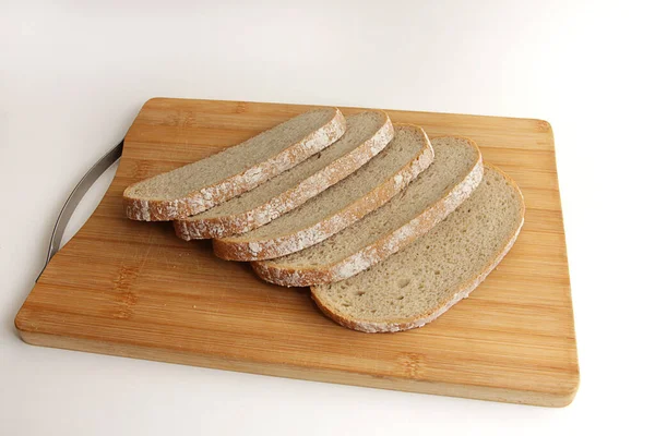 Brot Auf Einem Hölzernen Schneidebrett Aus Nächster Nähe — Stockfoto