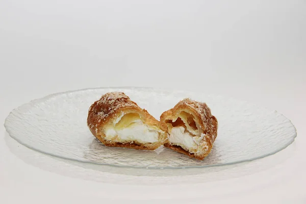 Färsk Croissant Skuren Vit Bakgrund — Stockfoto