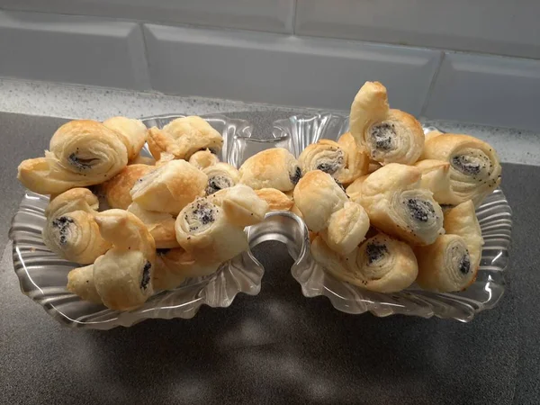 Omelet Vorm Van Een Hart Broccoli Een Bord — Stockfoto