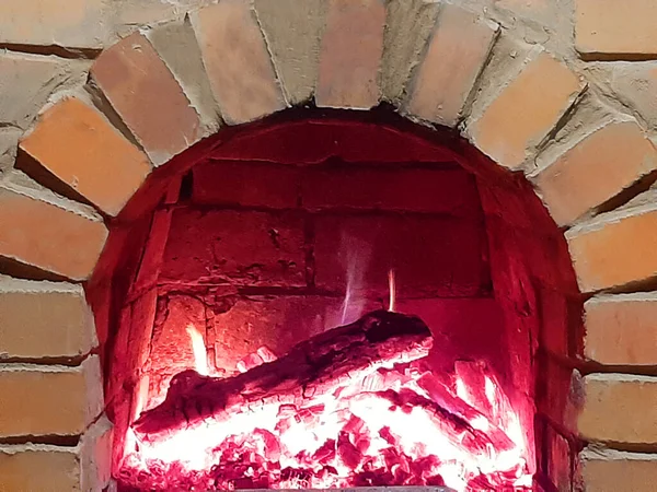 Evde Konfor Kırmızı Tuğlalı Şömine Ateşli — Stok fotoğraf