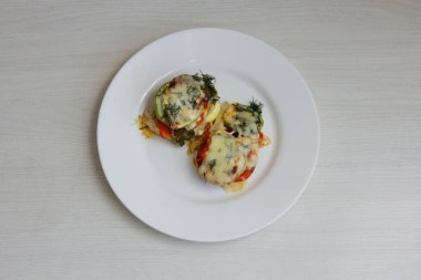 doğru beslenmek için beyaz tabakta sebzeli fırında kabak.