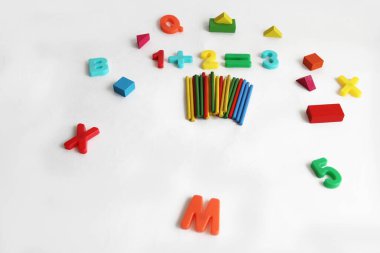 Beyaz arkaplandaki harf, sayı, çubuk ve şekilleri saymak