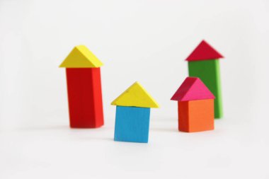 Beyaz arka planda oyuncak renkli bloklardan yapılmış ev