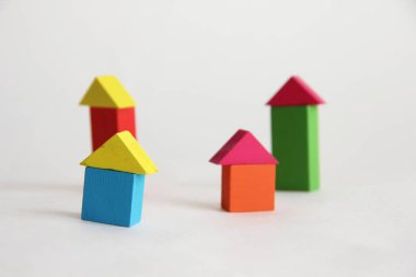 Beyaz arka planda oyuncak renkli bloklardan yapılmış ev