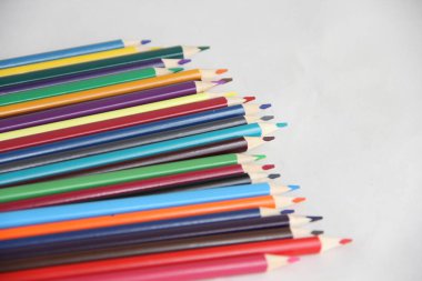 Beyaz arkaplanda renkli kalemler