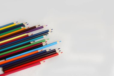 Beyaz arkaplanda renkli kalemler