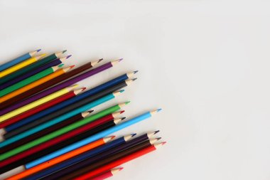 Beyaz arkaplanda renkli kalemler