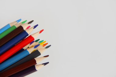 Beyaz arkaplanda renkli kalemler