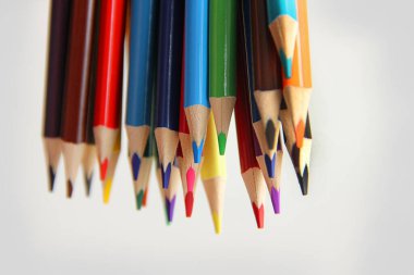 Beyaz arkaplanda renkli kalemler