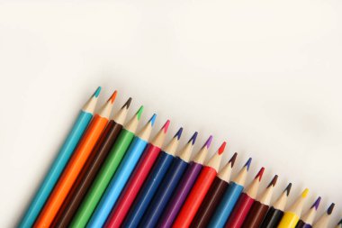 Beyaz arkaplanda renkli kalemler