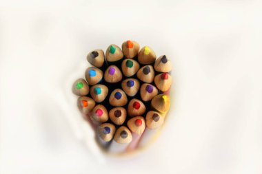 Beyaz arkaplanda renkli kalemler