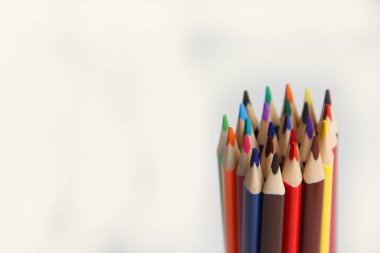 Beyaz arkaplanda renkli kalemler