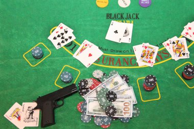 Kumarhane fişleri ve kartlar kumarhanede poker oynuyor. Pokerde para fişleri poker masasında.