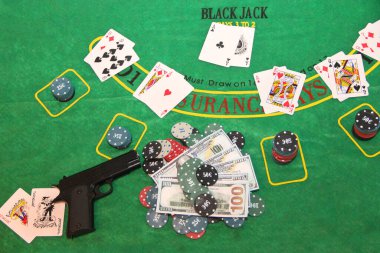 Kumarhane kartlarında poker oynamak Poker masasında para fişleri