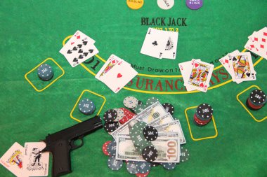 Kumarhane kartlarında poker oynamak Poker masasında para fişleri