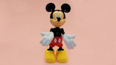 Mickey Mouse hafif bir arkaplanda duruyor