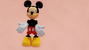 Mickey Mouse hafif bir arkaplanda duruyor