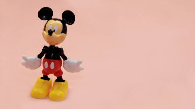 Mickey Mouse hafif bir arkaplanda duruyor