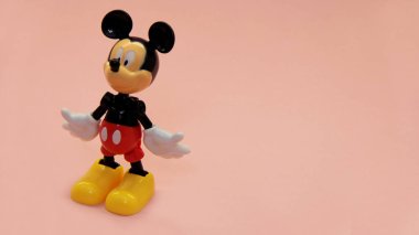 Mickey Mouse hafif bir arkaplanda duruyor