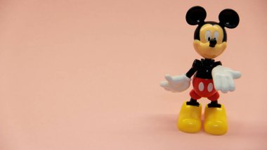 Mickey Mouse hafif bir arkaplanda duruyor