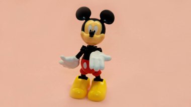 Mickey Mouse hafif bir arkaplanda duruyor