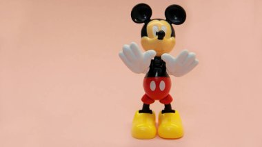 Mickey Mouse hafif bir arkaplanda duruyor