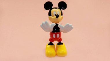 Mickey Mouse hafif bir arkaplanda duruyor