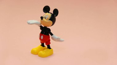 Mickey Mouse hafif bir arkaplanda duruyor