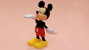 Mickey Mouse hafif bir arkaplanda duruyor