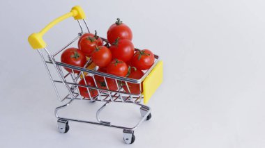 Alışveriş arabasında domatesler