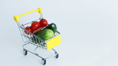 Sebzeli ve meyveli alışveriş arabası