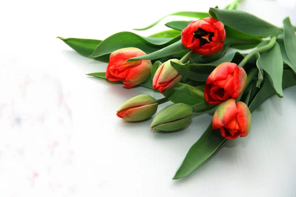 Ein Strauß Roter Tulpen Liegt Auf Einem Hellen Tisch — Stockfoto